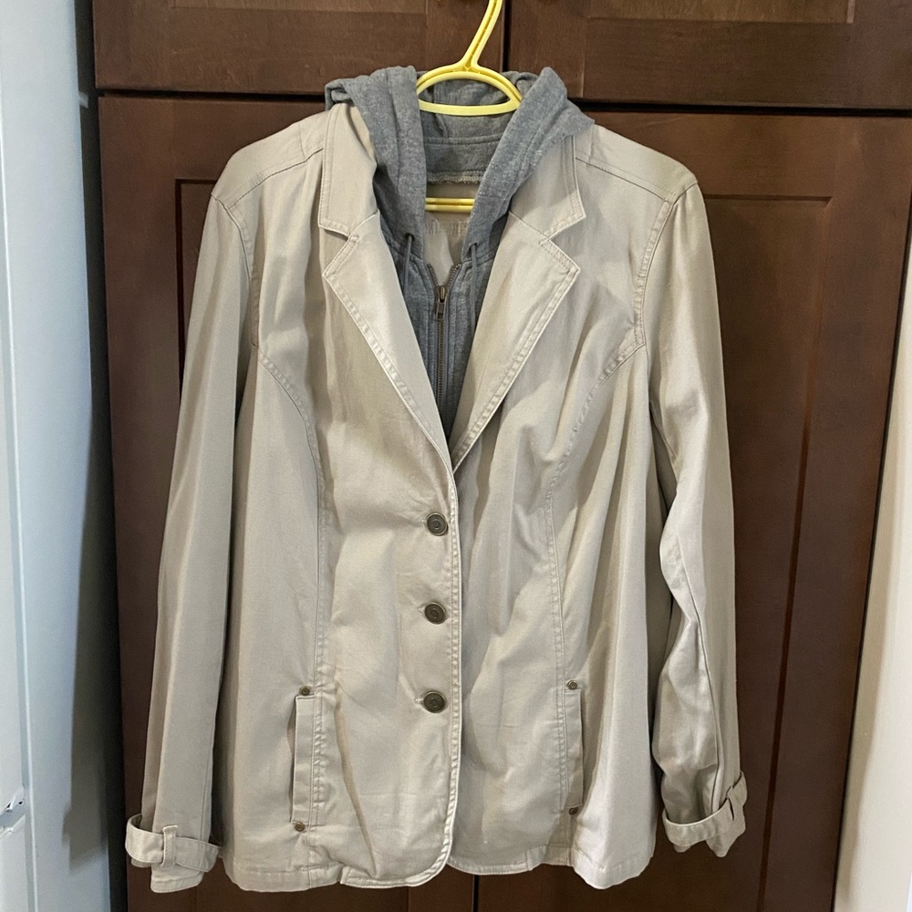 ⭐️ 3 for $20 Women’s hooded blazer